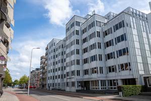 Wit pand met 6+ verdiepingen