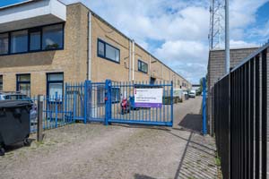 Industriepand met een blauwe hek