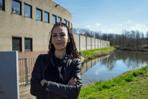 reclasseringsmedewerker met handen over elkaar en vlechten in het haar