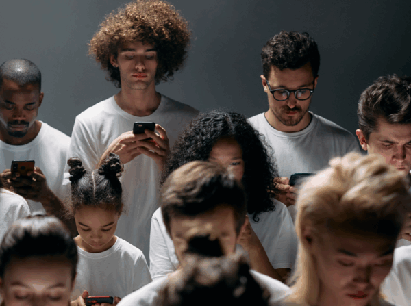 Groep mensen staart op hun mobiele telefoon