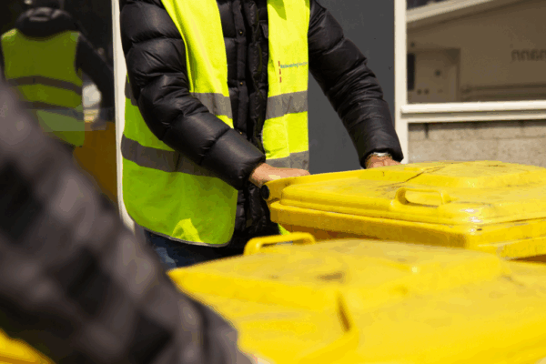 twee werkgestraften duwen een kliko