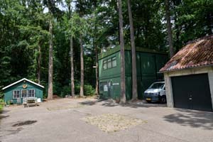 groen gebouw midden in het bos