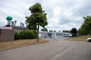 gebouw op industrieterrein langs de weg
