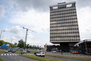 Hoog flatgebouw langs de weg