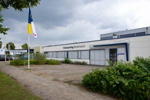 gebouw op industrieterrein met grote gehesen vlag