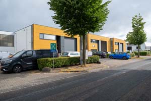 geel gebouw op industrieterrein