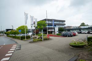 kantoor met drie grote witte vlaggen naast het pand