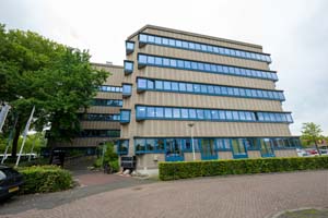 bruin gebouw met vier verdiepingen
