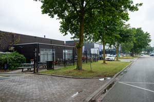 gebouw langs straat met bomen