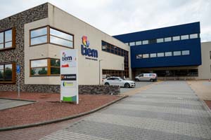 grijs en donkerblauwgebouw naast parkeerplaats