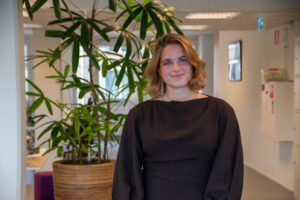 Reclasseringsmedewerker Amber staat in een kantoor
