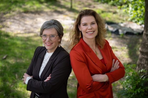 Links bestuurder Monique van Walt van Praag en rechts bestuurder Jessica Westerik