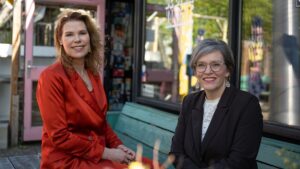 Links bestuurder Jessica Westerik en rechts bestuurder Monique van Walt van Praag